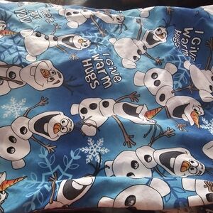 Women’s Blue Olaf Print Scrub Top Size 2x